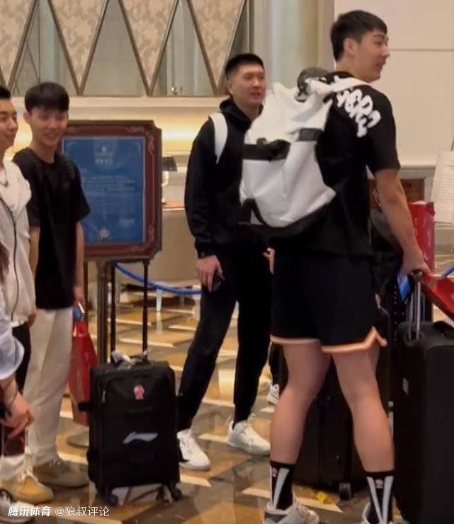一女被两男吃奶玩乳尖小说